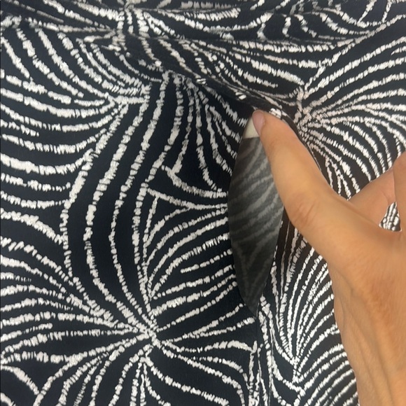 Olsen Hannah Black & White Leaf Patterned Glitter Accents Long Sleeve Top Size L - Picture 7 of 13